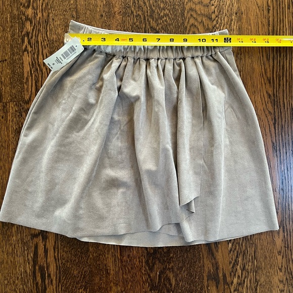 NWT Aritzia Wilfred Free Nescher skirt size small. 12” across waist 16” long - Picture 4 of 4